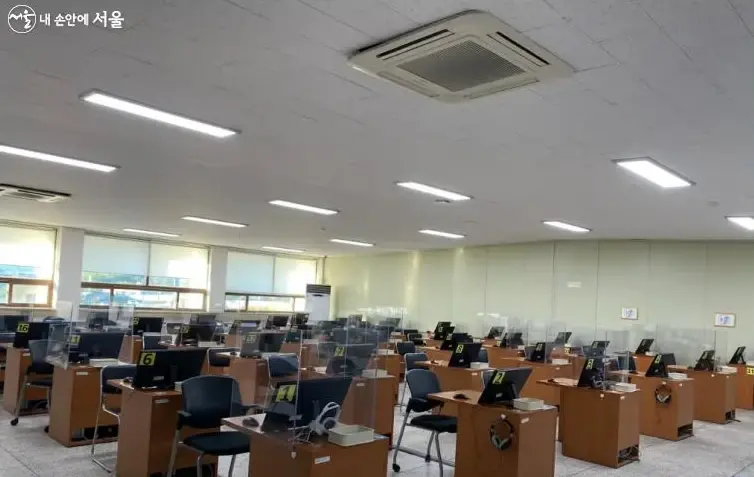운전면허 필기시험을 보는 PC 시험장 내부 모습과 좌석 배치